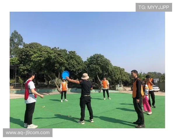 以足球团建活动为核心推动团队协作与凝聚力提升的多元化方式探讨